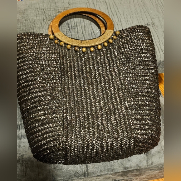 Sophisticated Black and Gold Tote with Metallic Accent - Picture 2 of 3